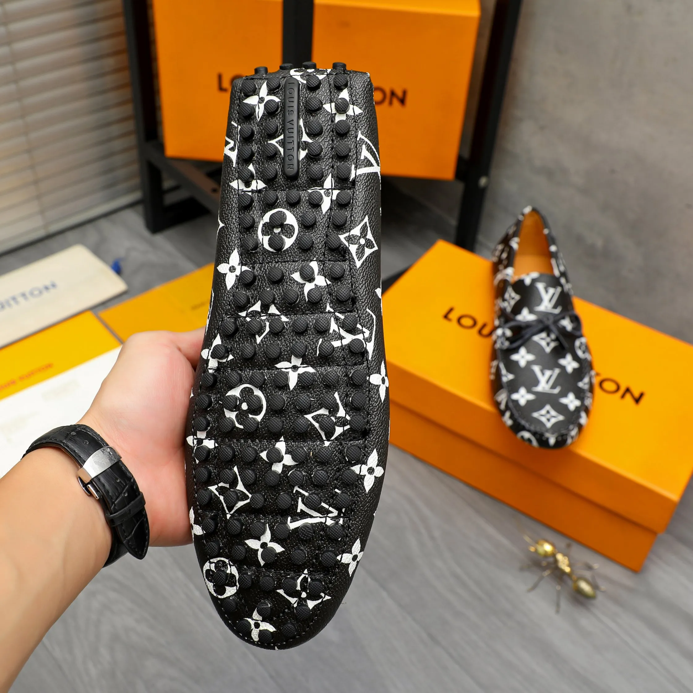 Men's shoes💰380 Product trademark: LV "Louis Vuitton" casual beanie shoes Regular size: 38-45 (45 is custom-made and non-returnable) Product materials: Selected printed cowhide upper, pigskin lining, rubber bean outsole
